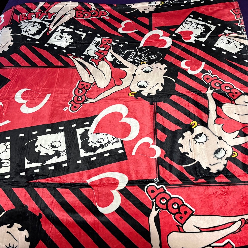 Betty Boop Red and Black Blanket - Picture 3 of 4